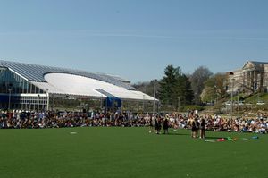 웨스트버지니아 대학교의 연례 그리스 주간 동안 마운틴레어 광장에서 열리는 그리스 게임