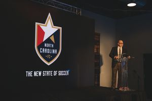 2016년 12월 6일, 노스캐롤라이나 FC의 구단주 스티브 말리크가 새로운 축구 시대를 발표하고 있다.