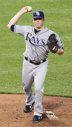 회색 유니폼의 야구 선수