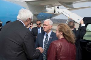 2017년 3월 짐과 캐시 저스티스가 마이크 펜스 부통령과 함께 찍은 사진