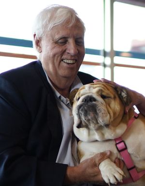 짐 저스티스는 그를 자주 동반하는 애완 불독 베이비독과 함께