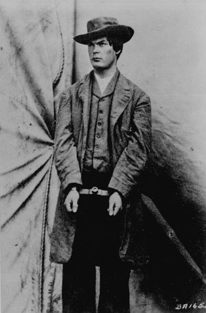 공격을 받던 날 파월이 입었던 모자와 코트