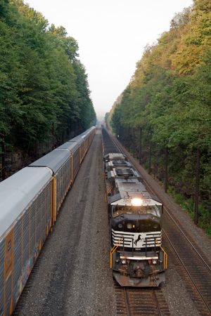 피츠버그 선을 따라 동쪽으로 향하는 두 대의 NS 열차