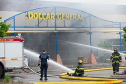 2020년 미니애폴리스에서 조지 플로이드 시위 이후 방화로 파괴된 달러 제너럴 매장