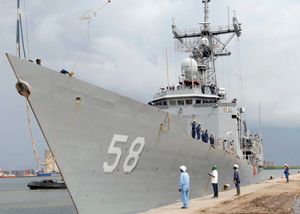 USS Samuel B. Roberts 푸앵트누아르 항구 방문