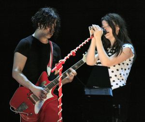 2007년 Wireless Festival에서 공연하는 The White Stripes