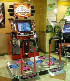 『DanceDanceRevolution SuperNOVA』 筐体, 이른바 '구형 筐体'라고 불리는 표준적인 筐体이다. 이 筐体는 외관이 빨간색이지만, 그 이전 筐体는 외관이 검은색이다.