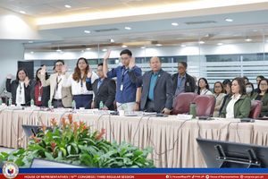 두테르테(가장 오른쪽)는 2024년 9월 자신의 사무실의 예산 사용에 대한 의회 청문회에서 선서를 거부했다.