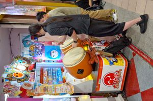 배트를 잡고, 흘러나오는 곡의 악보에 맞춰 타이밍 좋게 타이코를 두드려 플레이한다. 2인 동시 플레이도 가능하다.