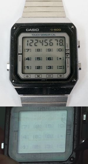 1983년 출시된 카시오 TC500 정전식 터치 센서 시계. 터치 센서 패드와 시계 유리 표면에 새겨진 흔적을 각진 조명으로 보여준다.