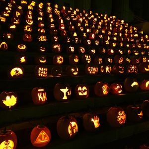 올드 모리슨 계단에 켜진 호박들