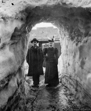 브레킨리지의 눈 터널, 1898년. 1898-99년 겨울은 극심했다. 기차가 운행할 수 없었고, 물자가 부족했다.