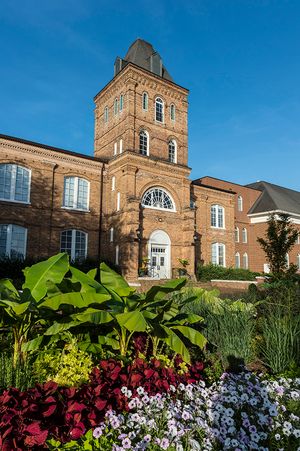 1903년에 건축된 키베트 홀은 캠벨 대학교 캠퍼스의 상징적인 건물이다.