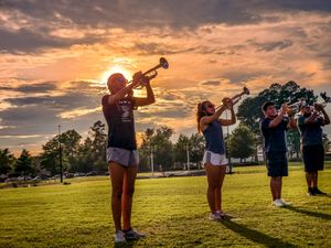 사전 훈련 중 사운드 오브 더 샌드힐스 마칭 밴드
