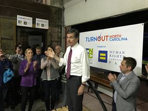 2016년 10월에 선거운동을 하는 로이 쿠퍼