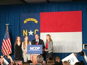 로이 쿠퍼와 그의 가족, 2016년 11월 선거 유세 현장