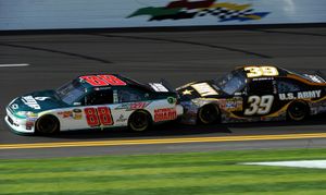 Gen-5 시대의 상투적인 기술이 되어 많은 비판을 받은 극단적으로 근접한 탄뎀 주행. 데일 언하트 주니어와 라이언 뉴먼이 2011년 데이토나 500에서 보여준 광경.