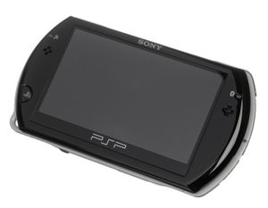 닫힌 PSP Go의 정면도