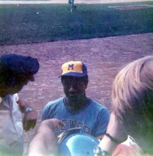 1975년 브루어스에서 활약하는 에런