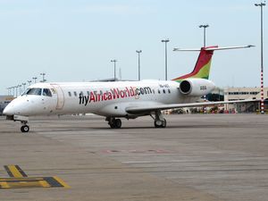 코토카 국제공항에 있는 아프리카 월드 항공 ERJ-145LR