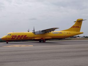 코토카 국제공항에서 DHL 항공의 ATR 72 화물기