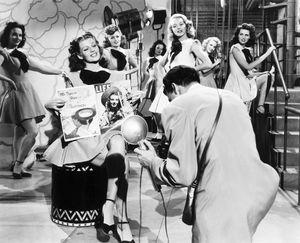 오늘 밤 그리고 매일 밤(1945)에서 리타 헤이워드 뒤에 무삭제로 출연한 윈터스