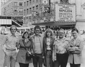 1981년 시카고 극장 밖에서 프란시스 포드 코폴라의 나폴레옹 버전을 보기 위해 모인 친구들