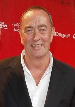 프로듀서 베른트 아이힝거는 1985년 처음 판권을 얻으려 했을 때 거절당했다.