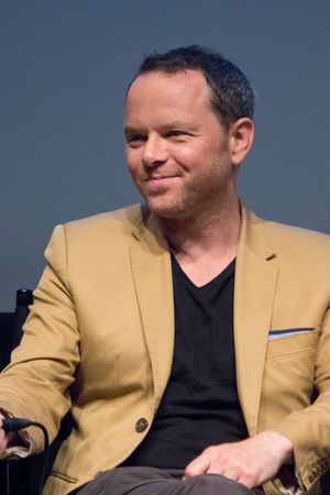 제작자 노아 홀리(Noah Hawley)는 슈퍼히어로 장르를 새롭게 해석하는 작품을 만들려고 했다.