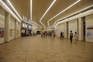 2010년 8월에 완성된 자유 통로 (사진 왼쪽에는 음식점과 철도 경찰대의 분주소가 나란히 있다. 사진 오른쪽은 오다큐선 서쪽 출구 개찰구)