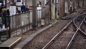 역 바로 바깥에 있는 "-1.9" 킬로미터 지점 기둥