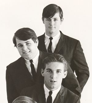 1963년 초 비치 보이스 화보 촬영에서 윌슨(위)과 그의 형제 칼 (가운데)과 데니스 (아래)