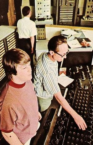 엔지니어 척 브리츠와 함께 Pet Sounds를 녹음하는 윌슨, 1966년 초