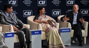 프리트비라지 차반 인도 마하라슈트라 주 총리, 수다 필레이 인도 기획위원회 위원 겸 서기, 벤 베르와이엔 프랑스 알카텔-루슨트 최고경영자는 2011년 뭄바이에서 열린 인도 경제 서밋의 공동 의장이었다.