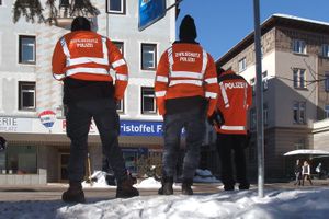 2013년 다보스 연례 회의 중의 그라우뷘덴주 민방위 경찰