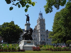 퀘벡 시에는 주 의회 의사당이 있다.