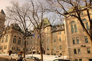 퀘벡 시청은 퀘벡 시 의회의 청사 역할을 한다.