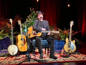 2024년 사우스캐롤라이나주 플로렌스에서 솔로 공연을 하는 로저 맥귄.