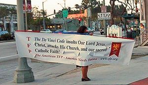 컬버 시티 영화관 앞에서 영화 다빈치 코드를 반대하는 여성. 배너의 TFP 약자는 전통, 가족, 재산의 수호를 위한 미국 협회를 나타낸다.