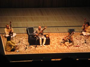 2007년 아누쉬카 샹카르와 함께 공연하는 샹카르