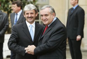 라파랭 총리와 미쿨라쉬 주린다 (2003년 12월 파리)