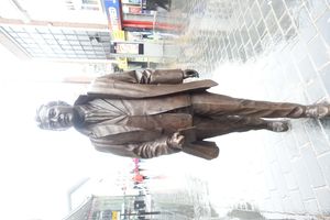 리버풀 화이트채플에 있는 브라이언 엡스타인 동상