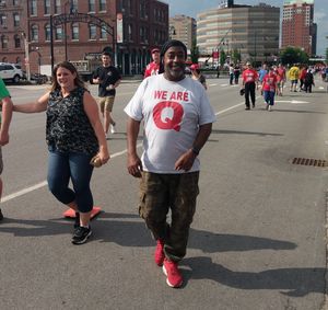 트럼프 집회에서 "우리는 Q입니다" 티셔츠를 입은 남성