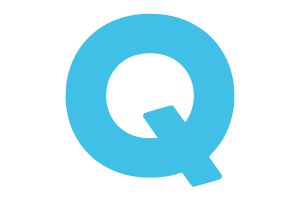 틴타젤 성 근처 호텔 "Camelot Castle"에 게양된 QAnon 깃발