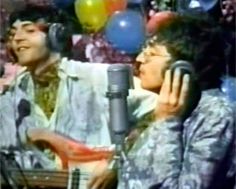 Our World에서 "All You Need Is Love"를 연주하는 맥카트니와 레논의 채색된 프레임.