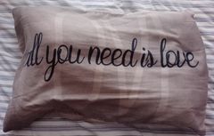 노래의 제목이 묘사된 장식용 베개