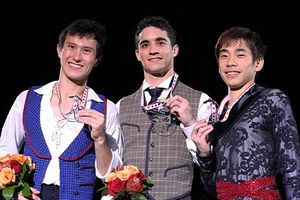 페르난데스 (가운데)는 2012 스케이트 캐나다에서 패트릭 챈 (왼쪽)과 오다 노부나리 (오른쪽)와 함께 생애 첫 그랑프리 금메달을 획득했다.