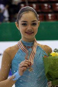 2014년 세계 주니어 선수권 대회 시상대에서 메드베데바