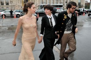 2009년 모델 이리나 라자레아누(가운데)와 그의 파트너 샬롯 켐프 뮬(왼쪽)과 함께 있는 오노 레논