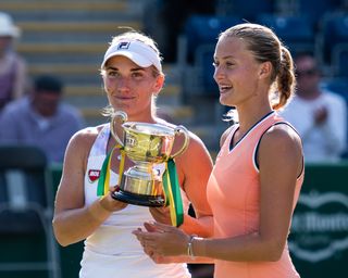 믈라데노비치(오른쪽)와 티메아 바보스가 2018년 버밍엄 클래식에서 경기하는 모습